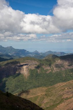 Brezilya Rio de Janeiro yakınlarındaki yeşil yağmur ormanlarının güzel manzarası