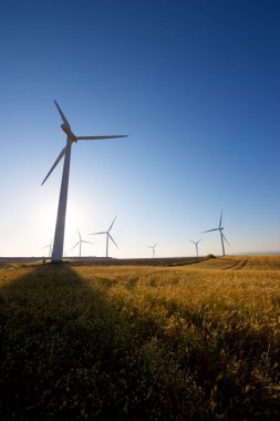 Elektrik üretimi için yel değirmenleri, Zaragoza Eyaleti, İspanya Aragon.