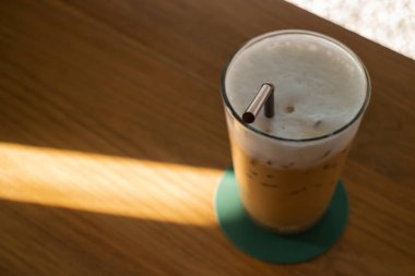 Bir bardak sütlü kahve, ahşap masada içki, fotoğraf.