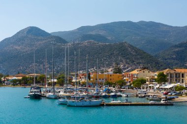 Yunanistan 'ın Meganisi adasındaki Vathy limanının manzarası.