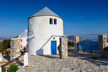 Leros 'taki Panteli köyünün yukarısındaki bir tepede geleneksel yel değirmenlerini yeniden inşa ettik.