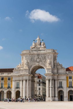 Comercio halk meydanındaki tarihi Arco da Augusta 'ya güzel manzara, Lizbon, Portekiz şehir merkezi