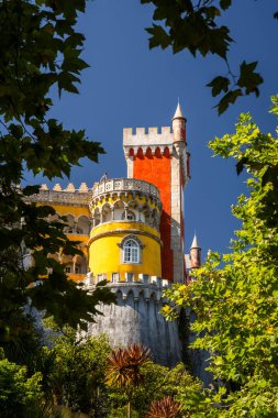 Lizbon, Portekiz yakınlarındaki Sintra 'daki eski renkli kalenin güzel manzarası