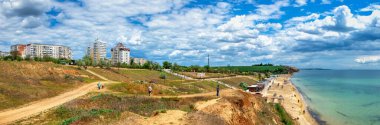 Yuzhne, Ukrayna 05.23.2020. Ukrayna 'nın Yuzhne şehrindeki sahil parkı ve halk plajı. Güneşli bir bahar gününde panoramik manzara