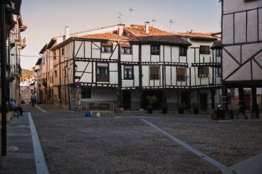 Covarrubias sokakları, Burgos 'ta ünlü bir köydür (İspanya)