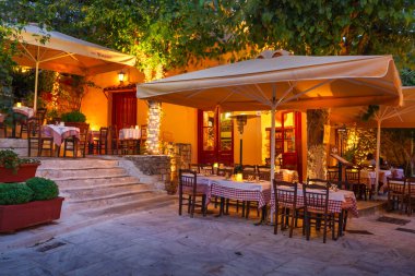 Atina, Yunanistan - 25 Eylül 2018: Atina, Yunanistan 'da Plaka ilçesinin bir caddesinde Taverna.
