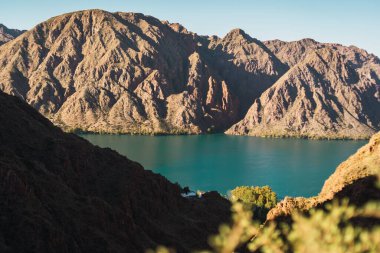 Dağlardaki güzel göl manzarası