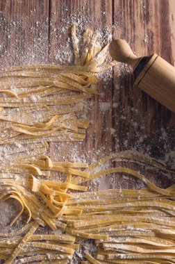 makarna, ahşap yüzeyde merdane, üst manzara