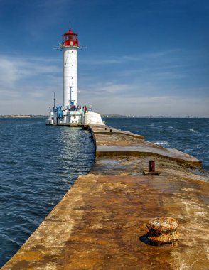Güneşli bir yaz gününde, Odessa limanının girişindeki deniz feneri.