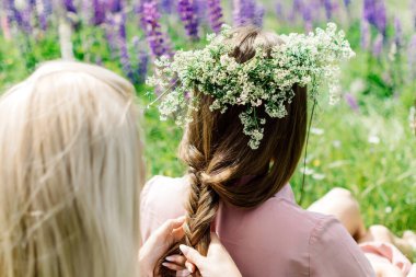 Sahadaki arkadaşına örgü ören bir kadın. 