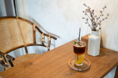 Buzlu şeftali, sade kahve ve fotoğraf.