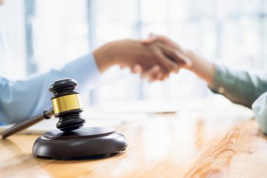 Hukuk ve Hukuk Hizmetleri kavramı. Avukat ve avukatın hukuk firmasında takım toplantısı var. Avukat ve iş adamı tokalaşması.