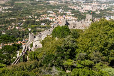 Lizbon, Portekiz yakınlarındaki Sintra 'daki eski fundalık kale ve kulelere güzel bir manzara
