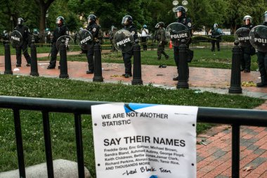 30 Mayıs 2020 'de Beyaz Saray' ın önündeki Riot Gear 'da polis