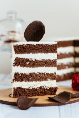 Bir parça çikolatalı pasta, beyaz kremalı ve bir parça çikolatalı