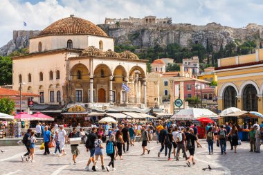 Atina, Yunanistan - 25 Mayıs 2018: Monastiraki Meydanı 'ndaki insanlar ve Atina, Yunanistan' ın merkezindeki Akropolis ve eski cami manzarası.