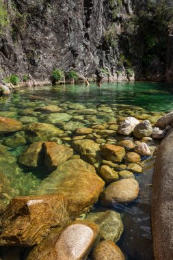 Portekiz, Peneda Geres Ulusal Parkı 'ndaki nehir üzerinde kristal berrak su ve yeşil havuz için güzel bir manzara
