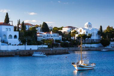 Spetses köyünde geleneksel mimarinin görünümü, Yunanistan.