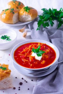 Beyaz tabakta tavuk ve sebzeli domates çorbası. seçici odak.