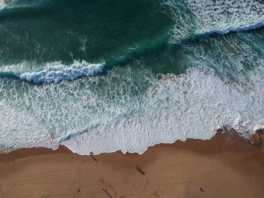 Dalgaları ve denizi olan güzel sahil