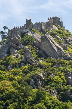 Lizbon, Portekiz yakınlarındaki Sintra 'daki eski fundalık kale ve kulelere güzel bir manzara