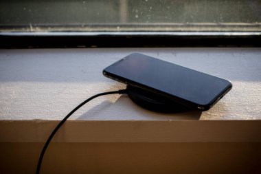 Sokakta siyah ekranlı cep telefonu.