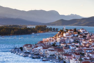 Yunanistan 'ın Poros Adası' ndaki Chora köyü manzarası.