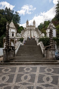 Bom Jesus do Monte Kilisesi, Braga, Portekiz 'in eski tarihi merdivenlerinin güzel manzarası