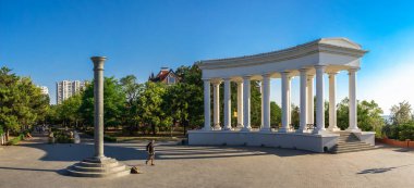 Chernomorsk, Ukrayna 08.22.2020. Çernomorsk şehrinde güneşli bir yaz sabahı Colonnade ve Obelisk of Glory