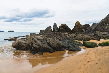 Sonbaharda bulutlu bir günde Bask Bölgesi 'nde Laga' nın plajı