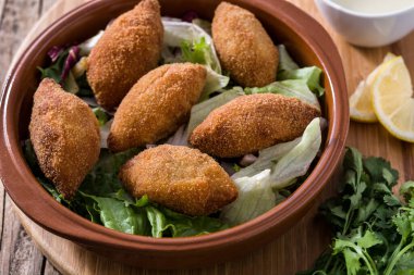 Geleneksel Lübnan kibbesi ahşap masada