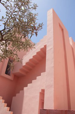 Güneşli bir günde aydınlık binanın dışı