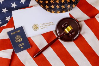 ABD pasaportu Amerika 'dan geldi. Vatandaşlık ve Göçmenlik Hizmetleri Hakim Kanunu tokmağında