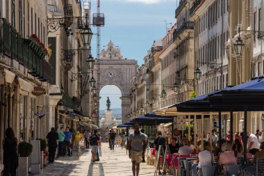 Eski tarihi şehir binalarının güzel manzarası ve Augusta Caddesi 'ndeki kemer merkezi Lizbon, Portekiz