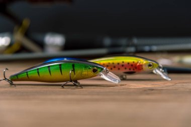 Ahşap arka planda balık yemi