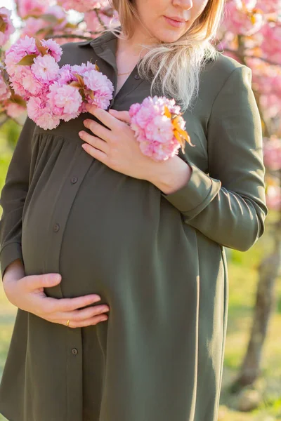 Mujer Embarazada Parque Primavera Con Flores Cerezo Enfoque Suave Cerca — Foto de Stock