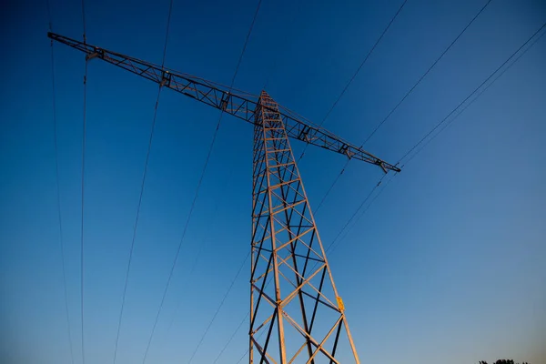 Vecchie Linee Elettriche Luce Del Tramonto Con Sfondo Cielo Blu — Foto Stock