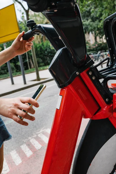 Mädchen Benutzt Ihr Mobiltelefon Ein Elektrofahrrad Barcelona Benutzen — Stockfoto