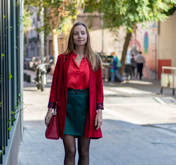 Jovem Loira Uma Jaqueta Vermelha Andando Pela Rua Cidade — Fotografia de Stock