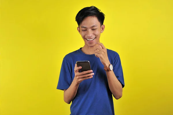 Glücklich Über Junge Gut Aussehende Asiatische Mann Lächelnd Mit Smartphone — Stockfoto