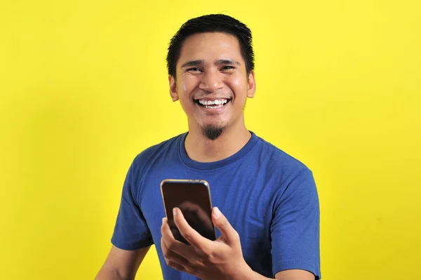 Feliz Joven Buen Aspecto Asiático Hombre Sonriendo Con Teléfono Celular — Foto de Stock