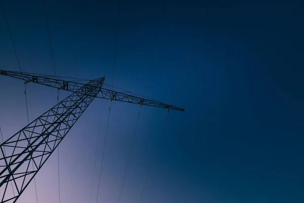 Staré Elektrické Vedení Modrým Nebem Pozadí — Stock fotografie