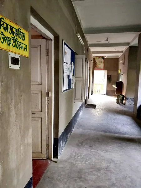インドの西ベンガル州ジョイゴパプール町にある学校の古い廊下 許可なしにベンガル語のテキストを読むことは上昇しません 2月2018 — ストック写真
