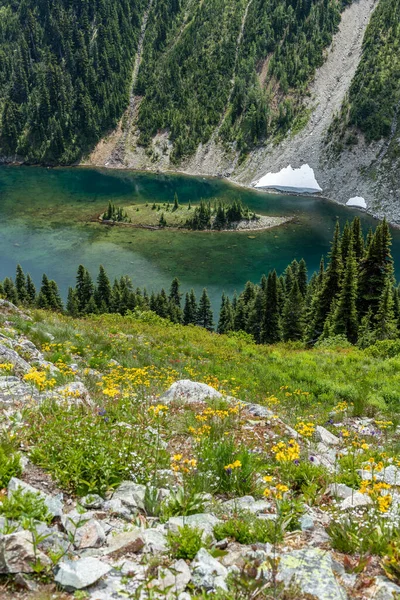 Schöne Landschaft Mit See Und Bergen — Stockfoto