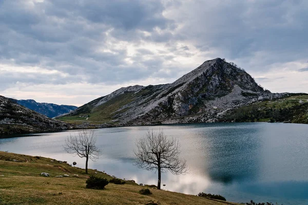 Kilátás Tavak Covadonga Naplemente Enol — Stock Fotó