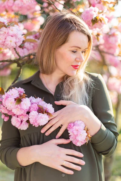 Freckled Blonde Pregnant Woman Park Spring Sakura Trees Shallow Depth — Fotografia de Stock