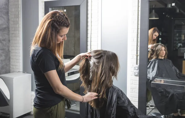 Frauen Friseursalon Machen Neue Frisur — Stockfoto