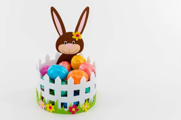 Unos Coloridos Huevos Pascua Una Canasta Con Conejo Pascua — Foto de Stock