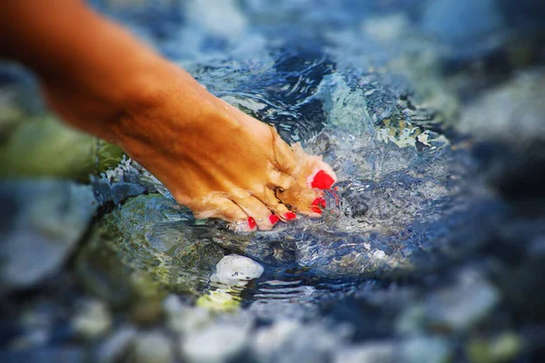 Nahaufnahme Der Hand Eines Mannes Der Einen Roten Gummiring Hält — Stockfoto