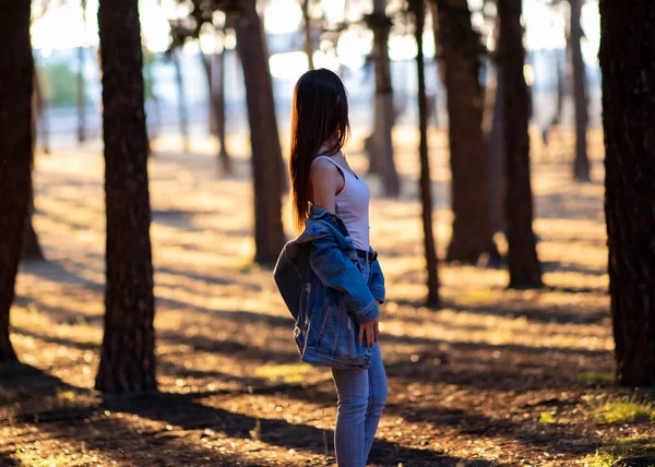 Приваблива Молода Жінка Самотньому Лісі Заході Сонця — стокове фото